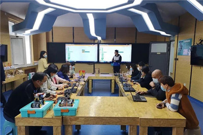 奎文區(qū)中小學(xué)家長代表走進未來教育體驗學(xué)校參觀體驗