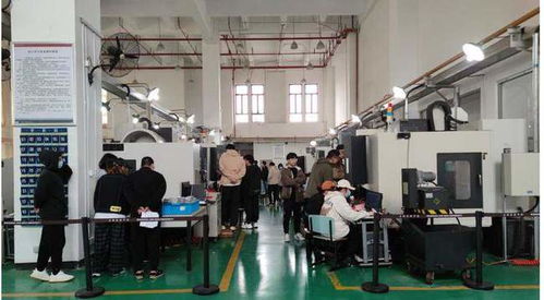 把工廠搬進學校,白天教學晚上生產